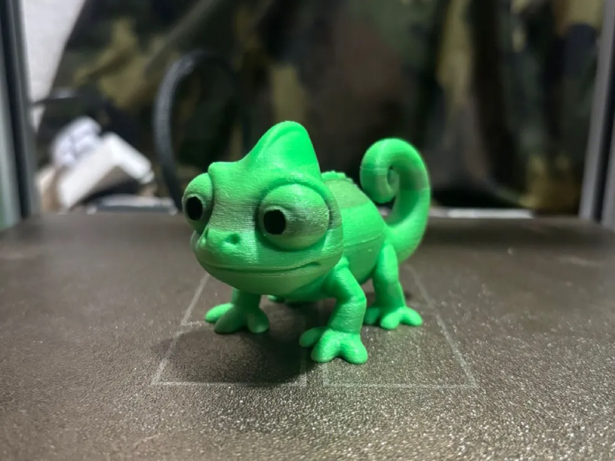 Articulated chameleon, printed in green